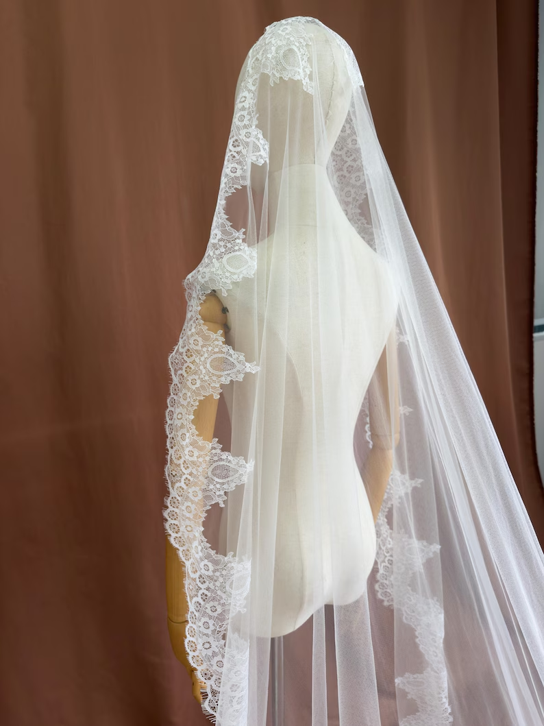 Isolde Veil