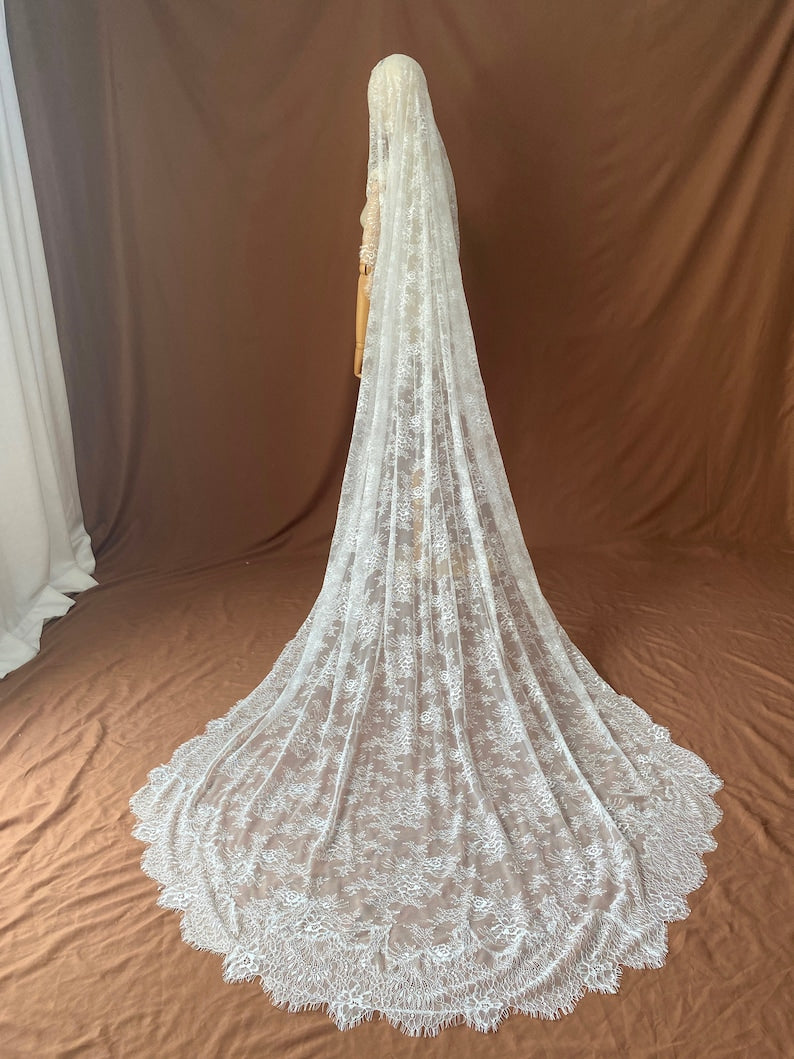 Isolde Veil