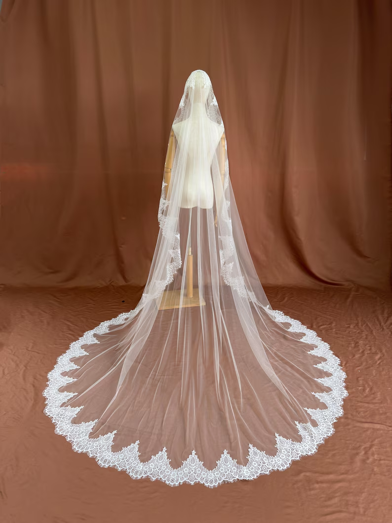 Isolde Veil