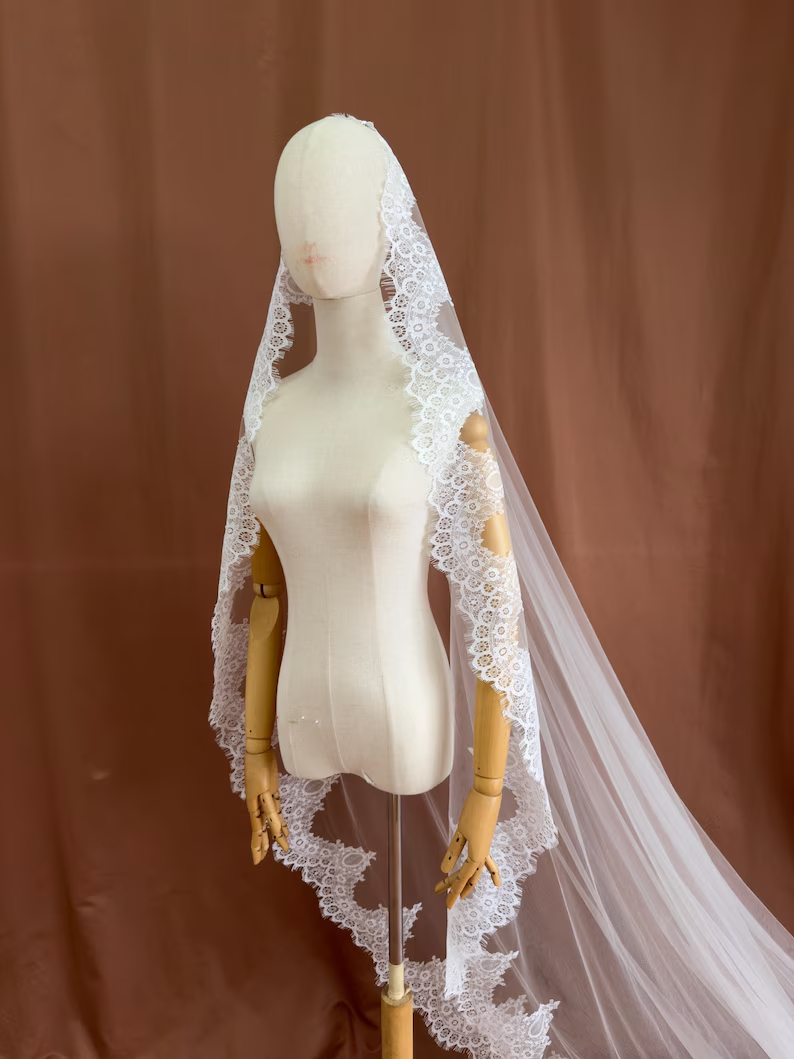 Isolde Veil