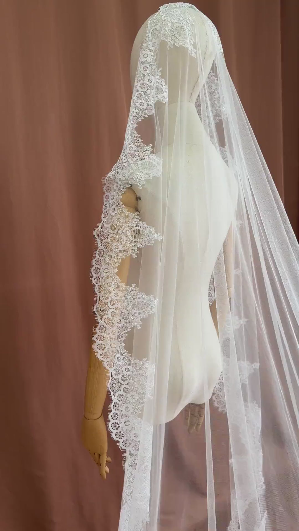 Isolde Veil