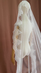 Isolde Veil